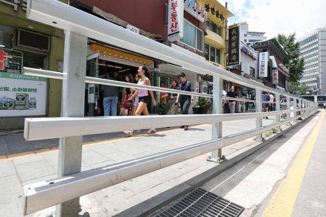 시청역 역주행 사고 발생 1주기를 맞은 1일 서울 중구의 사고현장에 차량용 방호울타리가 설치돼 있다. 뉴스1