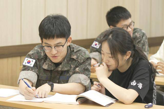KT희망나눔인상 공동 수상자인 공군 제15특수임무비행단 교육봉사 동아리 소속 장병이 멘토링 학생을 가르치고 있다. KT그룹 희망나눔재단 제공