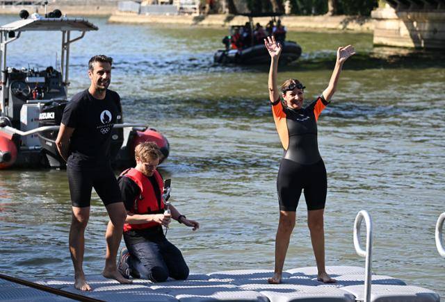 2024 프랑스 파리올림픽 개최를 앞두고 있던 지난해 7월 17일, 안 이달고(오른쪽) 파리시장이 센강 입수 전 시민들에게 손을 흔들고 있다. 파리=서재훈 기자