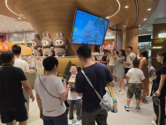 5일 중국 베이징 한 대형쇼핑몰에 위치한 팝마트에서 고객들이 라부부 인형을 구경하며 사진 촬영을 하고 있다. 이도성 특파원