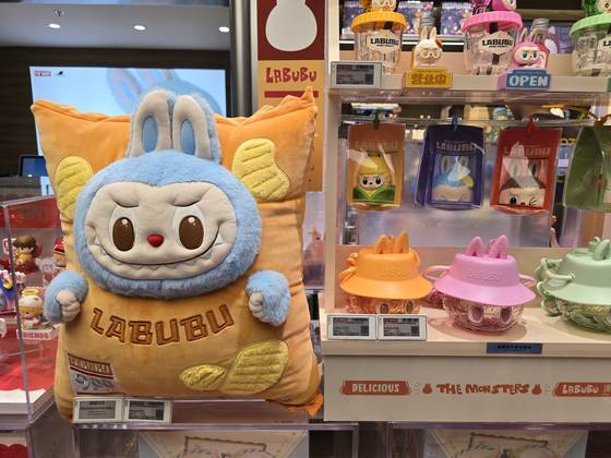 5일 중국 베이징 한 대형쇼핑몰에 위치한 팝마트 매장에 라부부 캐릭터를 활용한 다양한 상품이 진열돼 있다. 이도성 특파원