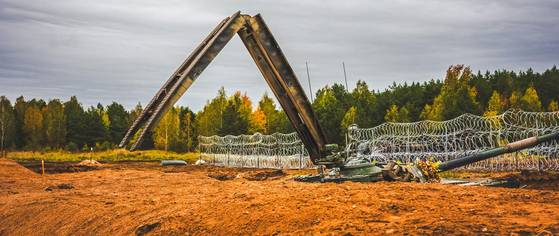 폴란드가 러시아와의 국경지대에 건설 중인 이스트 실드 방어시설. 여기 지뢰를 묻을 예정이다. 폴란드 정부
