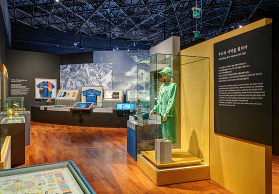 ‘우리’라는 이름으로 함께 세운 기억과 팬덤 문화의 기념품들도 전시되어 있다.