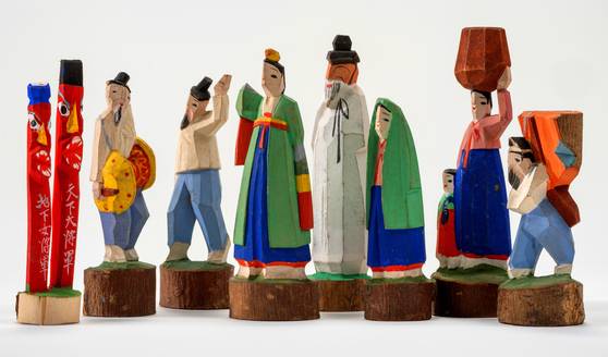 외국인의 시선으로 바라본 조선의 풍경이 담긴 조선풍속인형세트.