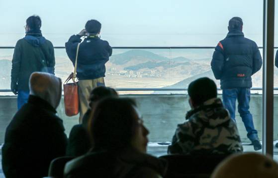 경기 김포시 애기봉평화생태공원 조강전망대를 찾은 관광객들이 북한을 바라보고 있다. 뉴스1