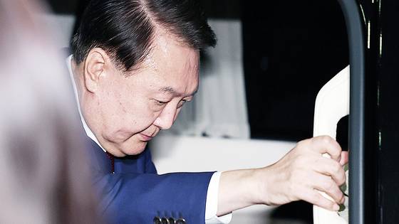 윤석열 전 대통령이 지난 5일 오후 서울 서초구 서울고검에서 내란 특검팀의 2차 소환 조사를 받은 뒤 차량에 올라타고 있다. 뉴스1