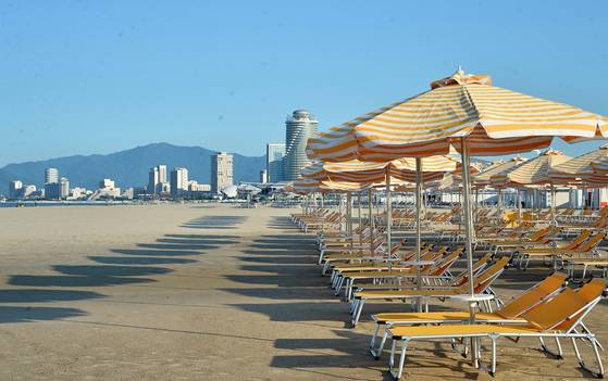 북한 노동당 기관지 노동신문은 4일 "동해의 명승 명사십리에 우리 식의 해안관광도시, 인민의 문화 휴양지가 웅장하고 화려하게 솟아났다"며 연일 원산 갈마해안관광지구를 홍보했다. 뉴스1