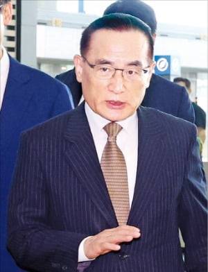 위성락 대통령실 국가안보실장이 6일 인천국제공항을 통해 워싱턴DC로 출국하고 있다. 연합뉴스