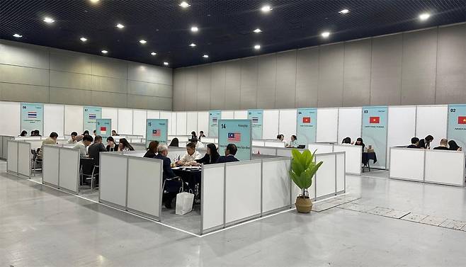 KTL은 2025 홈케어·재활·복지 전시회에 참가해 해외 구매자(바이어) 수출상담을 진행했다.