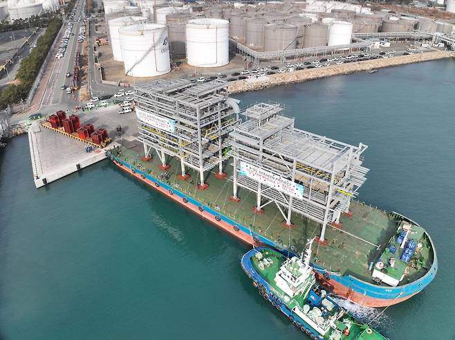 샤힌 프로젝트 대형 모듈을 실은 바지선이 울산신항 부두에 접안하는 작업을 하고 있다. 사진=DL이앤씨