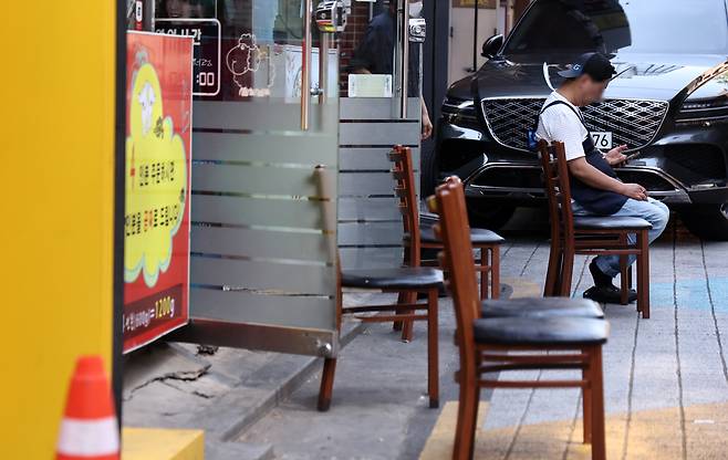 내수 경기 침체가 장기화하는 가운데 대표적인 내수 업종인 숙박·음식점업의 금융권 대출액이 90조원을 넘어섰다. 사진은 지난달 12일 서울의 한 식당가. 연합뉴스