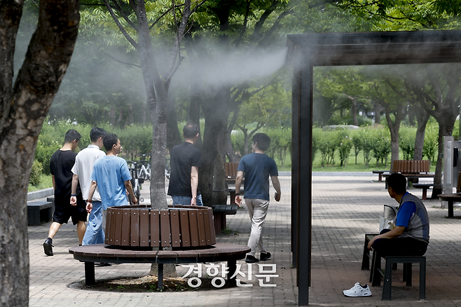 월요일인 7일은 무더위가 예상된다. 사진은 서울의 한낮 체감온도가 33도까지 오르는 등 무더위가 이어지고 있는 지난 1일 서울 여의도공원에서 시민들이 쿨링포그 벤치에 앉아 더위를 피하고 있는 모습이다. 문재원 기자