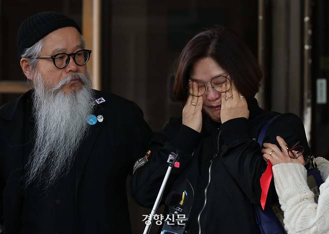 고 이예람 중사 아버지 이주완, 어머니 박순정씨가 4월 10일 서울 서초구 대법원에서 고 이예람 중사 특검사건 상고심선고를 마친 후 입장을 발표하며 눈물 흘리고 있다. 이날 대법원은 이예람 중사 사망사건 수사에 부당 개입한 혐의를 받은 전익수(55) 전 공군본부 법무실장에게 무죄를 선고한 원심판결을 확정했다. 김창길 기자
