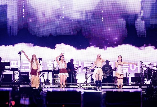 걸그룹 블랙핑크가 지난 5일 경기 고양종합운동장에서 월드투어 <데드라인>을 열고 공연하고 있다. YG엔터테인먼트 제공