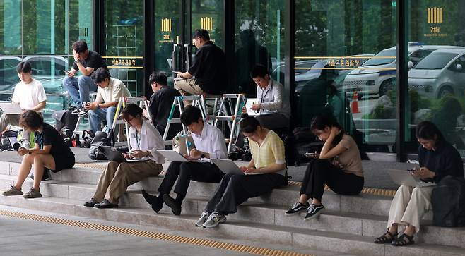 소환 대상 기다리는 취재진 7일 윤석열 전 대통령의 내란·외환 혐의를 수사하는 내란 특별검사팀 사무실이 있는 서울고검 앞에 취재진이 소환자 등을 기다리고 있다. 내란 특검이 청구한 윤 전 대통령에 대한 구속영장 심사는 9일 진행된다. /권도현 기자