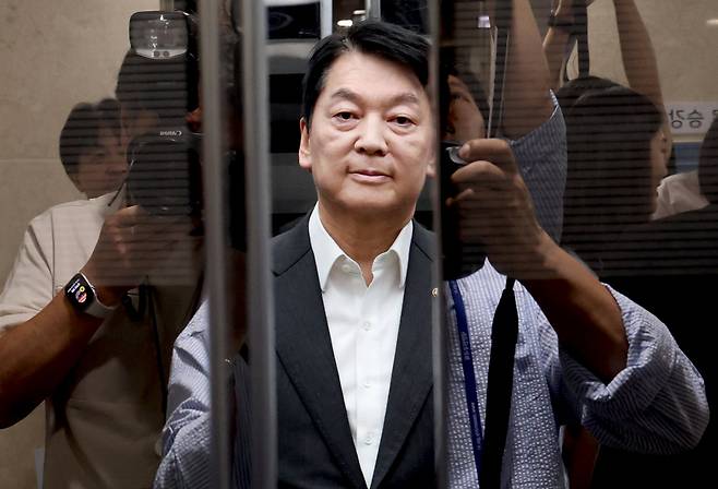 “메스 대신 칼” 안철수 국민의힘 의원이 7일 국회 소통관에서 당 혁신위원장 사퇴와 당대표 출마 의사를 밝히는 기자회견을 한 뒤 승강기에 오르고 있다. / 박민규 선임기자