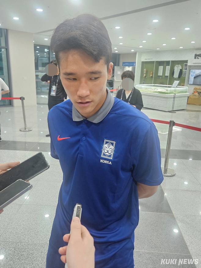 7일 오후 용인미르스타디움에서 열리는 ‘2025 동아시아축구연맹(EAFF) E-1 챔피언십’ 남자부 1차전이 끝난 후 이태석이 믹스트존에서 취재진과 만나 인터뷰를 하고 있다. 송한석 기자