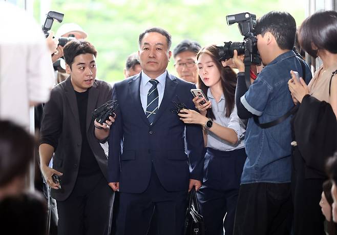 김계환 전 해병대사령관이 채상병 사건 수사방해 의혹과 관련 조사를 받기 위해 7일 서울 서초구 순직해병특검팀 사무실로 향하고 있다. 연합뉴스