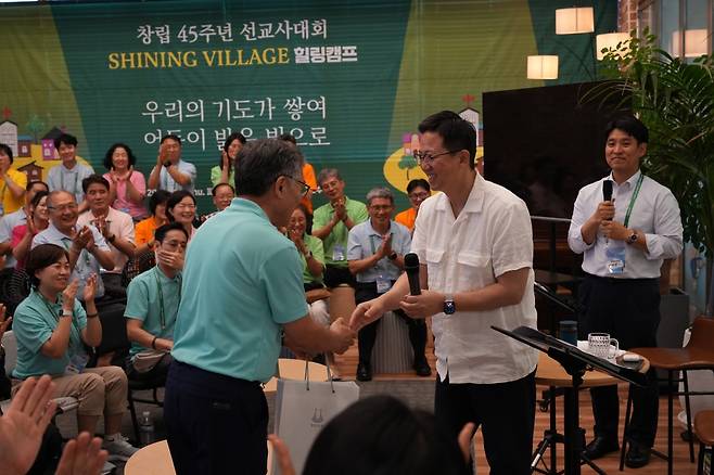 김하나(오른쪽) 목사가 5일 경기도 안성 한 숙소에서 선교사대회 참석 선교사들을 격려하고 있다. 명성교회 제공