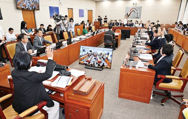 최민희 국회 과학기술정보방송통신위원장이 7일 국회 과방위 전체회의에서 '방송3법'(방송법·방송문화진흥회법·한국교육방송공사법 개정안) 통과 찬성 거수를 확인하고 있다. 국민의힘 일부 의원은 의결에 반대하며 퇴장했고, 일부는 표결에서 반대표를 던졌다. 최현규 기자