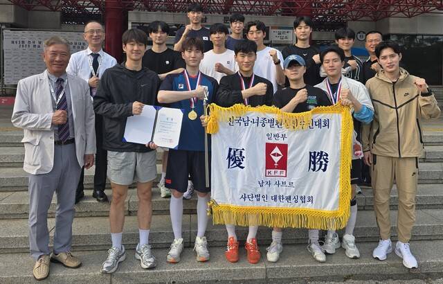 남자 일반부 사브르 단체전서 시즌 2관왕에 오른 화성시청 남자 선수단.화성시청 제공