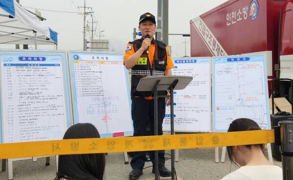 7일 정오께 인천 ‘계양구 맨홀 사고’ 현장에서 이동훈 계양소방서 재난대응과장이 언론 브리핑을 하고 있다. 황남건기자
