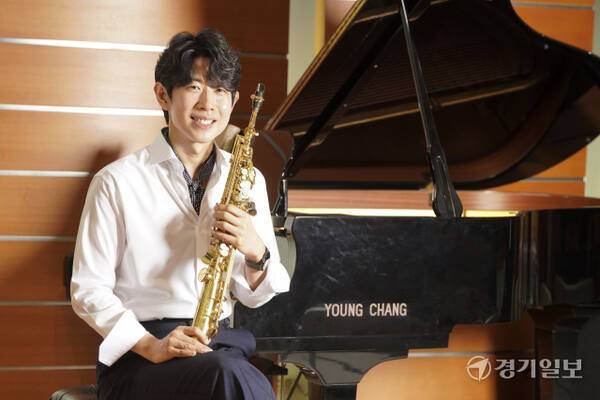 ‘비플랫 색소폰 앙상블’을 이끄는 혁킴(김혁) 음악감독. 홍기웅기자