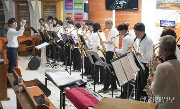 지난 6일 성남시의 한 교회에서 ‘비플랫 색소폰 앙상블’ 단원들이 지역 주민에게 연주 봉사를 펼치고 있다. 홍기웅기자