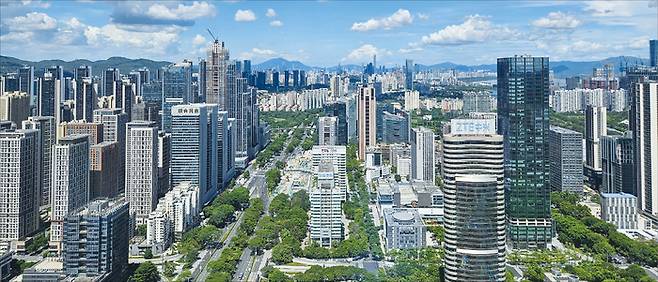 산자이 본산으로 악명을 떨친 선전은 ‘아시아 실리콘밸리’로 환골탈태했다. 선전 동북부 롱강구에는 화웨이·BYD가, 서부 난산구에는 텐센트·DJI·ZTE 본사가 줄줄이 둥지를 틀었다. (배준희 기자)