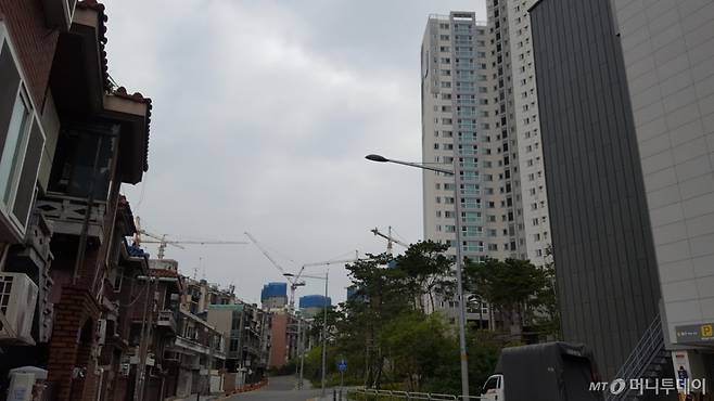 신길뉴타운의 모습. 2017년 입주한 '래미안 에스티움'(오른쪽)이 2020년12월 입주 예정인 '신길파크자이'(가운데)와 낡은 다세대 주택과 함께 공존하고 있다. /사진=송선옥 기자 /사진=송선옥