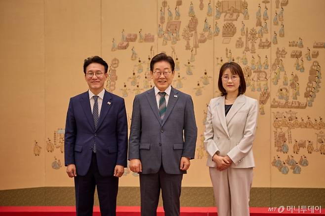 (서울=뉴스1) 이재명 기자 = 이재명 대통령이 4일 서울 용산 대통령실 청사에서 열린 임명장 수여식에서 김민석 신임 국무총리에게 임명장을 수여한 후 기념촬영을 하고 있다. 사진 오른쪽은 김 총리 배우자. (대통령실 제공. 재판매 및 DB 금지) 2025.7.4/뉴스1 Copyright (C) 뉴스1. All rights reserved. 무단 전재 및 재배포, AI학습 이용 금지. /사진=(서울=뉴스1) 이재명 기자