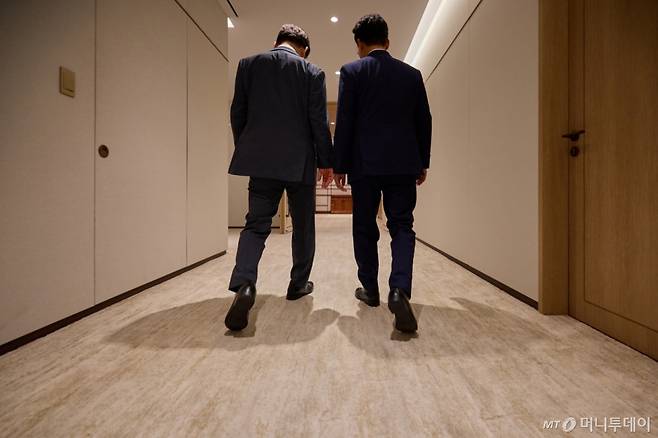 (서울=뉴스1) 허경 기자 = 이재명 대통령이 지난 4일 서울 용산 대통령실 청사에서 열린 김민석 신임 국무총리와 환담 뒤 이동하고 있다 (이재명 대통령 SNS. 재판매 및 DB 금지) 2025.7.5/뉴스1 Copyright (C) 뉴스1. All rights reserved. 무단 전재 및 재배포, AI학습 이용 금지. /사진=(서울=뉴스1) 허경 기자