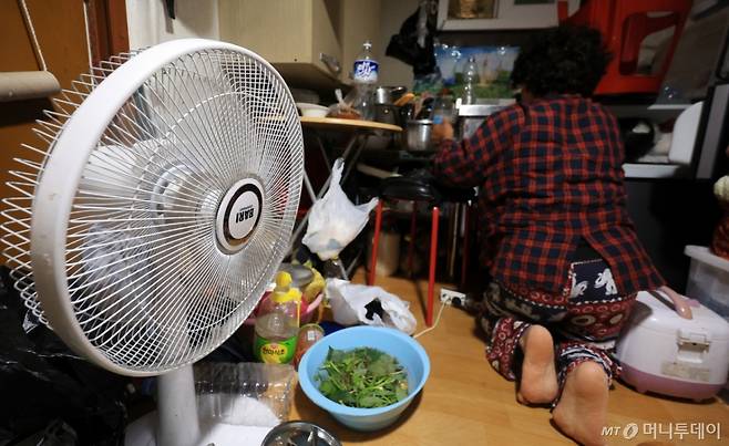 (서울=뉴스1) 김진환 기자 = 무더운 날씨가 이어지고 있는 7일 서울 영등포구 영등포쪽방촌에서 주민이 선풍기로 더위를 식히고 있다. 2025.7.7/뉴스1 Copyright (C) 뉴스1. All rights reserved. 무단 전재 및 재배포, AI학습 이용 금지. /사진=(서울=뉴스1) 김진환 기자