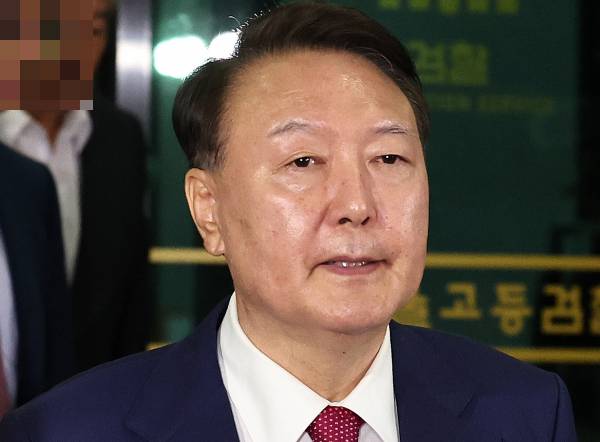 조은석 특별검사팀은 윤 전 대통령의 구속영장을 청구하면서 66쪽 분량의 청구서에 구체적인 혐의를 담았다. 사진은 윤석열 전 대통령이 지난 5일 오후 서초구 서울고등검찰청에서 내란특검 2차 대면조사를 받은 뒤 청사를 나서고 있는 모습. /사진=뉴스1