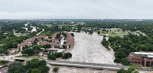 폭우에 범람한 미 텍사스주 샌 가브리엘 강. 로이터·연합뉴스