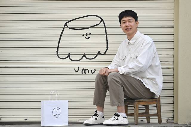 박지훈 우무 대표가 우무 캐릭터가 그려진 카페 1호점 차고지 앞에 앉아 있다. 백동현 기자