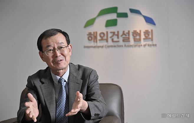 한만희 해외건설협회 회장은 최근 서울 중구 해외건설협회 회의실에서 헤럴드경제와 인터뷰를 하며 ‘융복합 K-시티(City) 플랫폼’에 대해 “한국형 도시개발 진출 활성화를 위해 이질적 산업을 연계한 ‘원팀’을 구축할 것”이라고 말했다. 임세준 기자