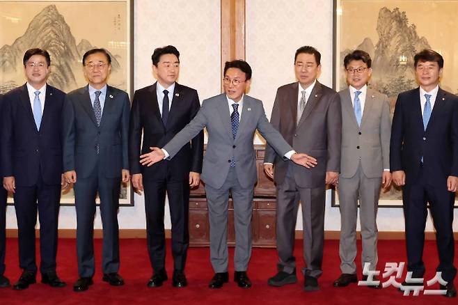 김민석 국무총리와 김병기 더불어민주당 대표 직무대행 겸 원내대표, 강훈식 대통령 비서실장 등이 6일 오후 서울 종로구 삼청동 국무총리 공관에서 열린 이재명 정부 첫 고위당정협의회에서 기념촬영을 하고 있다. 박종민 기자