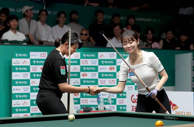 스롱과 김보라가 '하나카드 PBA 챔피언십' 여자부 결승에 앞서 선전을 다짐하고 있다. PBA