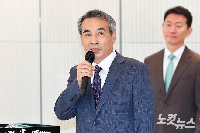 윤석열 전 대통령 부인 김건희 씨와 관련한 각종 의혹 사건을 수사하는 민중기 특별검사가 2일 서울 종로구 KT광화문빌딩에 마련된 사무실 앞에서 현판 제막을 한 뒤 발언하고 있다. 박종민 기자