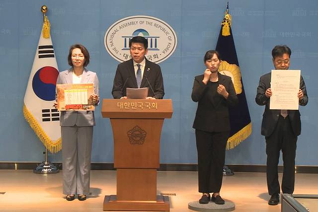 ▲ 7일 조국혁신당 김준형(왼쪽에서 두 번째) 의원이 기자회견을 하고 있다. ⓒ국회의사중계시스템