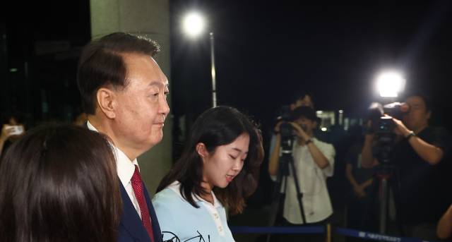 ▲윤석열 전 대통령이 5일 내란 특검 2차 조사를 마치고 조은석 특별검사팀 사무실이 있는 서울 서초구 서울고검을 나서고 있다. ⓒ연합뉴스