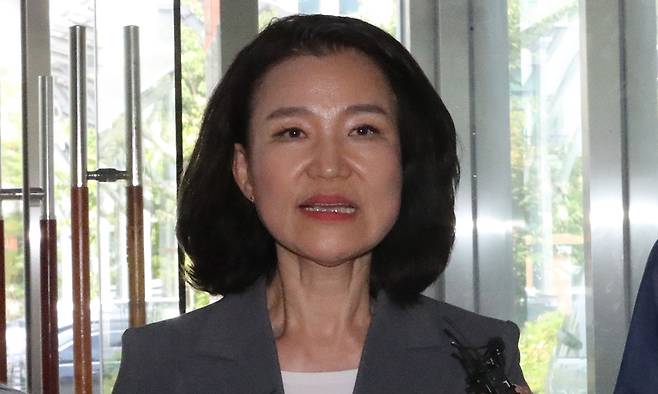 대전MBC 사장 재임 시절 법인카드를 사적으로 유용했다는 의혹을 받는 이진숙 방송통신위원장이 5일 대전 유성경찰서에 출석해 기자들의 질문을 받고 있다. 연합뉴스