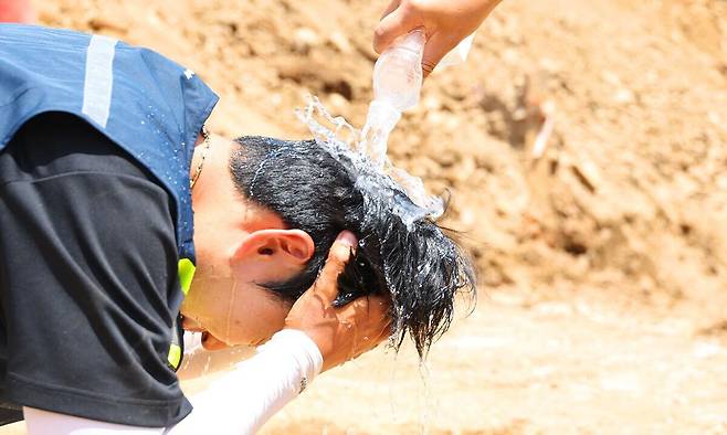 대구 중구 한 건설현장에서 작업자가 냉수를 머리에 끼얹으며 무더위를 식히고 있다. 연합뉴스