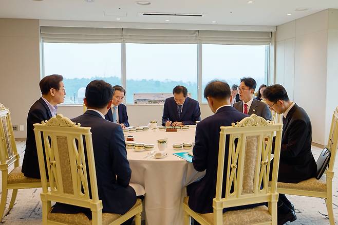 이재명 대통령이 7일 서울 용산 대통령실 청사에서 김민석 국무총리와 주례 보고 회동을 하고 있다. 대통령실 제공