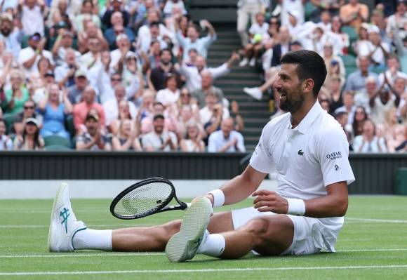 노바크 조코비치가 6일(한국시간) 영국 런던 올잉글랜드 클럽에서 열린 2025 윔블던 테니스 대회 남자 단식 3회전에서 미오미르 케츠마노비치를 3-0으로 꺾은 뒤 환하게 웃으며 대회 역사상 2번째로 남자 단식 100승을 달성한 기쁨을 만끽하고 있다. 런던 로이터 연합뉴스
