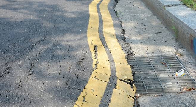 울산전역에 폭염경보가 내려진 7일 오전 울산 중구 한 주유소 앞 도로가 폭염에 갈라져 있다 2025.07.07 뉴시스