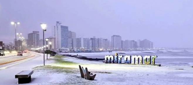 34년 만에 눈이 내린 아르헨티나 미라마르 해수욕장. 클라린
