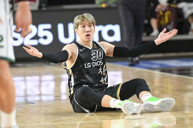 창원 LG 전성현이 지난 3월 20일 창원체육관에서 열린 2024~25 프로농구 정규시즌 원주 DB와의 홈 경기에서 심판에게 항의하고 있다. KBL 제공