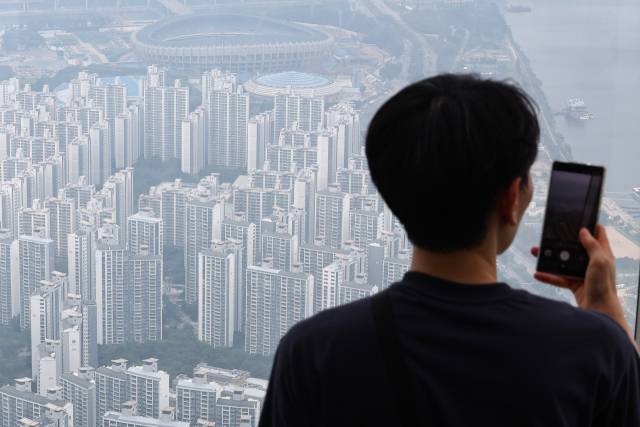 6일 서울 송파구 롯데월드타워 전망대에서 바라본 주변 아파트 단지들의 모습. 연합뉴스